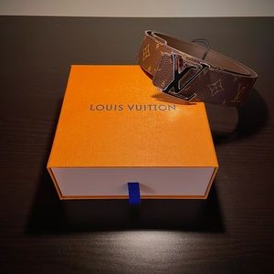 LOUIS VUITTON MONOGRAM 40 MM SILVER BUCKLE! .+*+. NEVER WORN .+*+.